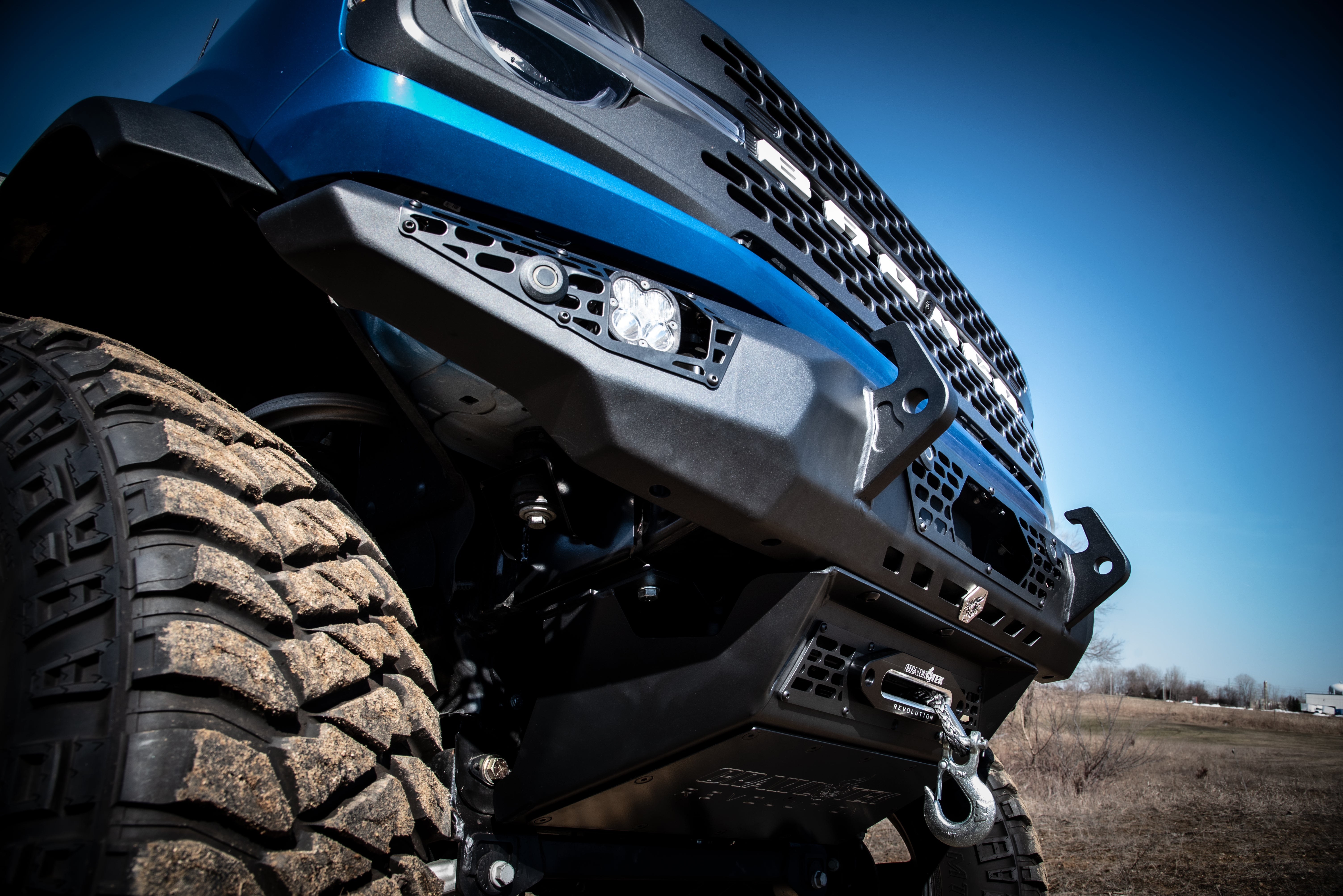 https://serenity-foxfactory.asset.akeneo.cloud/fox_asset_family/media/Blue_Bronco_CWL_Front_bumper_lights_radar_01.jpg