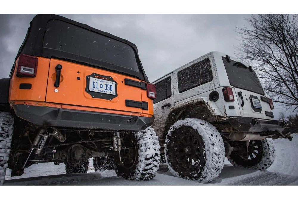 https://serenity-foxfactory.asset.akeneo.cloud/fox_asset_family/media/cwl_jk38001_lifestyle_01_jeep_jk_tailgate_plate.jpg https://serenity-foxfactory.asset.akeneo.cloud/fox_asset_family/media/cwl_jk38001_lifestyle_01_jeep_jk_tailgate_plate.jpg
