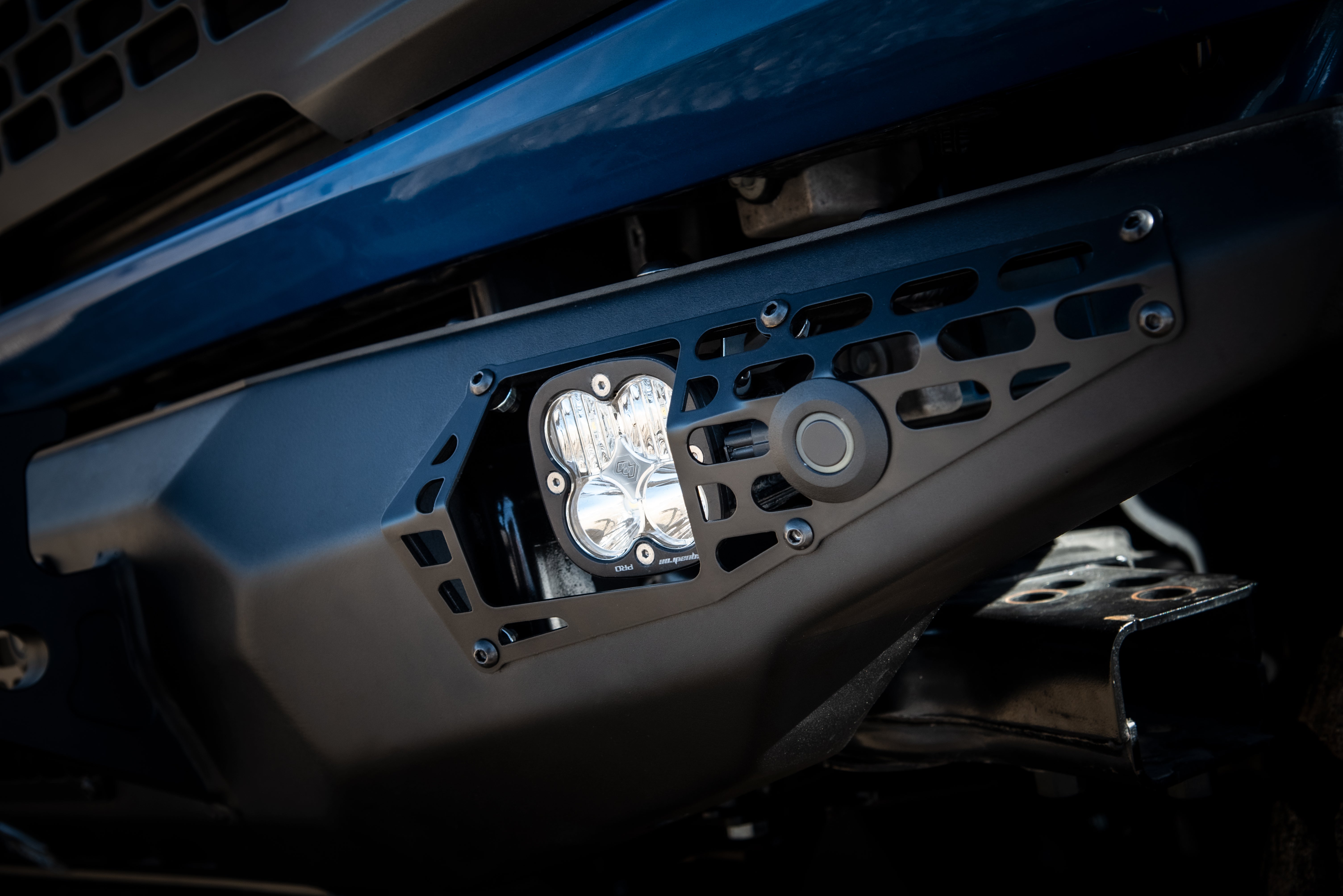 https://serenity-foxfactory.asset.akeneo.cloud/fox_asset_family/media/Blue_Bronco_CWL_Front_bumper_lights_radar_03.jpg
