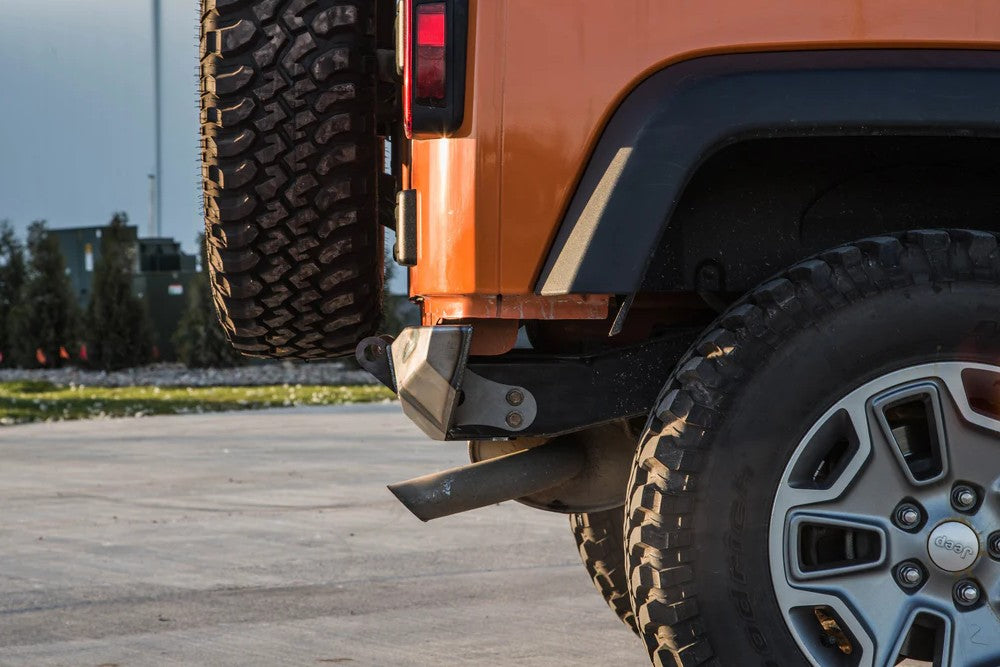 https://serenity-foxfactory.asset.akeneo.cloud/fox_asset_family/media/cwl_jk21001_lifestyle_03_jeep_jk_inferno_rear_bumper.jpg