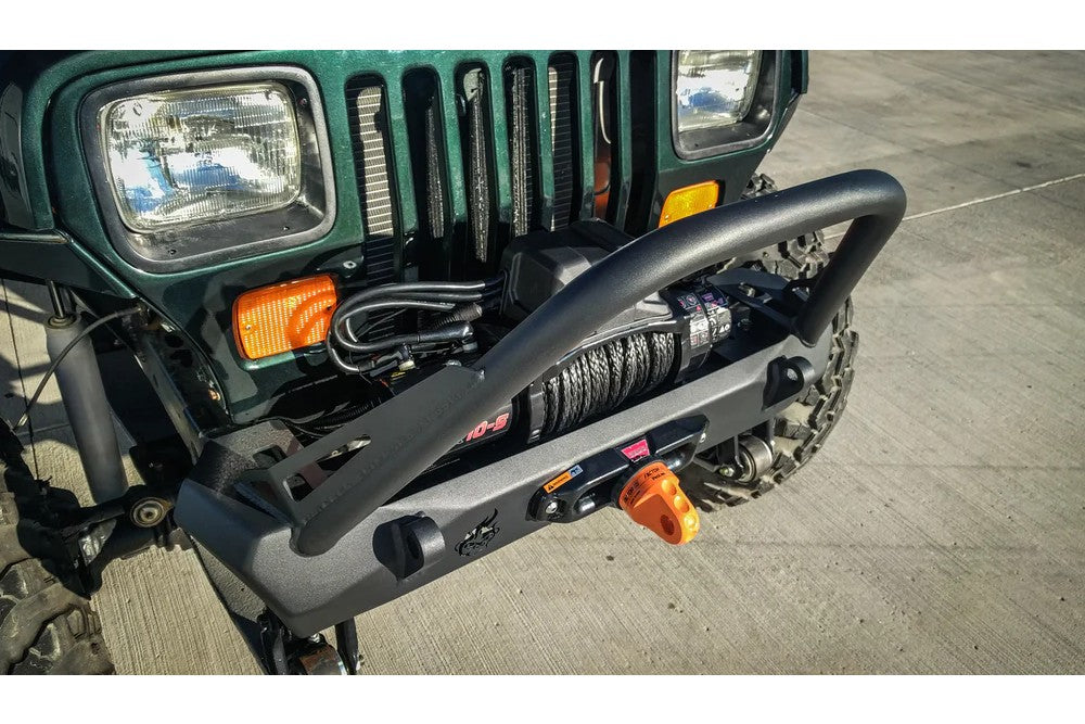 https://serenity-foxfactory.asset.akeneo.cloud/fox_asset_family/media/cwl_tj10121_lifestyle_03_jeep_tj_pyro_stubby_front_bumper_flat_top_stinger.jpg